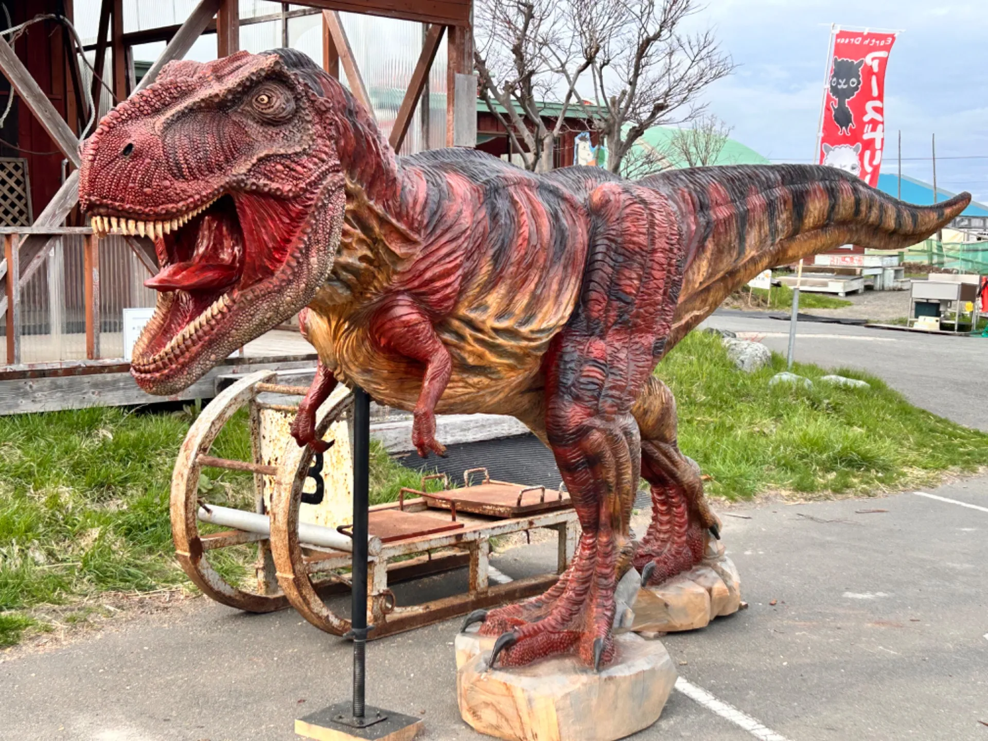 巨大木彫刻「ティラノサウルス」のチェンソーアート出現！GWの観光スポット「アースドリーム角山農場」でお披露目！